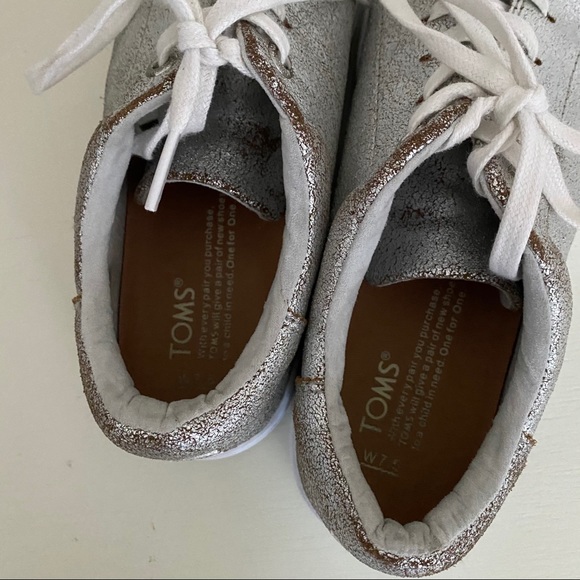 Toms Lenox Silver Distressed Leather Sneakers - Picture 5 of 9